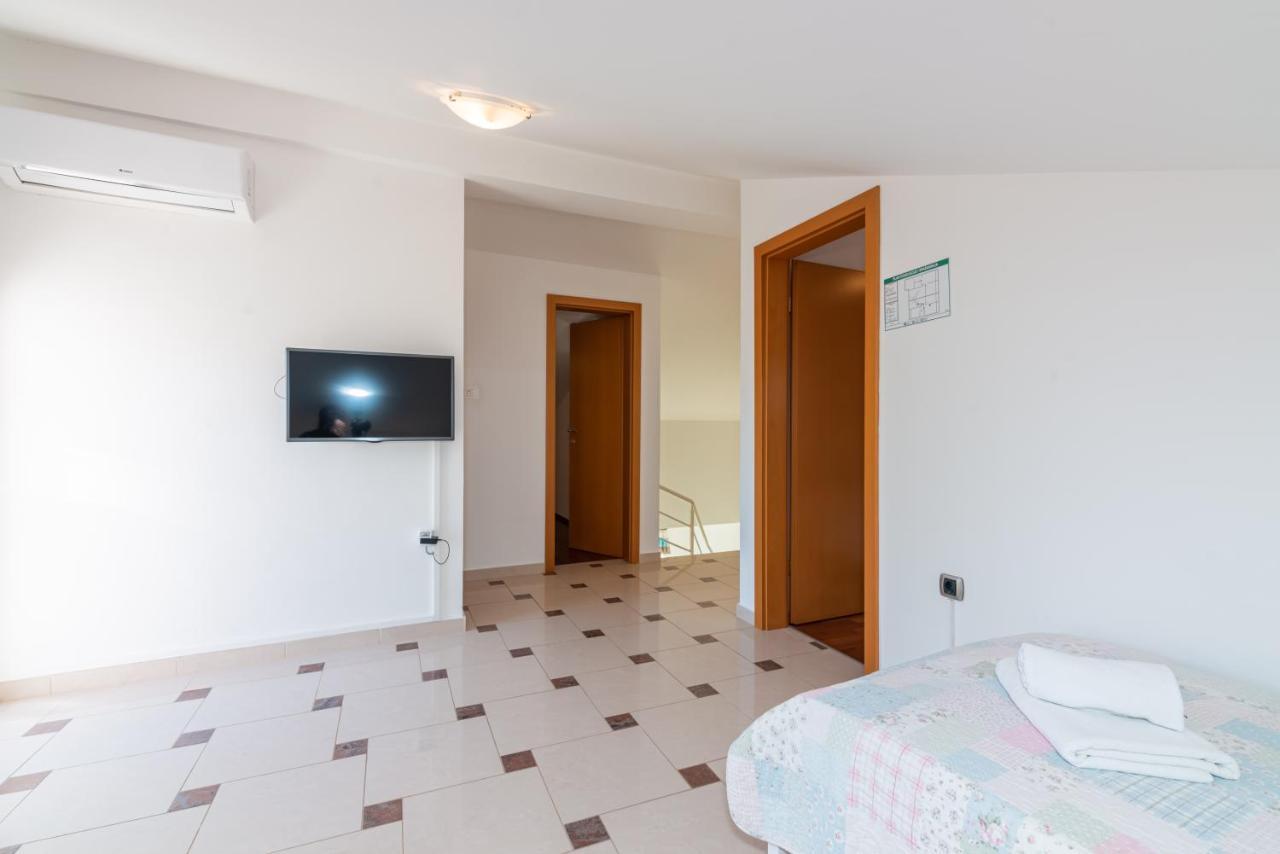 Beautiful Apartment Lovorka 6 , Baska, Krk Eksteriør bilde
